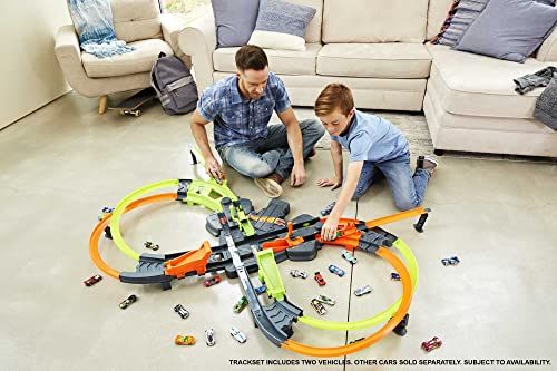 Hot Wheels Colossal Crash Track Set Figure 8 Track Set Competitive Play Aerial Stunts Toys for Boys Age 5 and Up